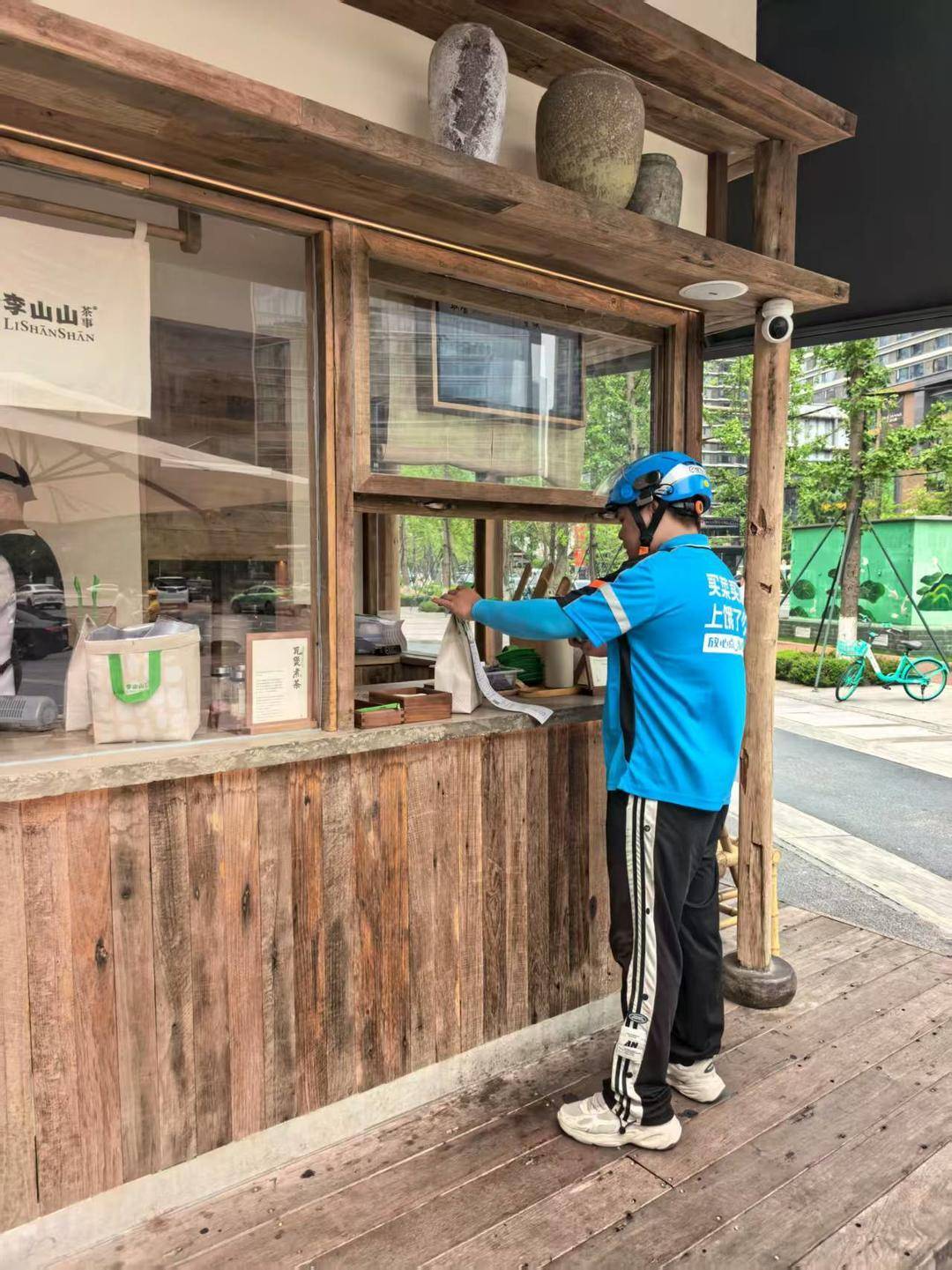 日本 v 香港
_500亿外卖补贴之后日本 v 香港
，记者实探成都本土餐饮丨新经济观察
