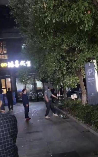 皇冠信用庄家
_警方回应“拴绳大狗惨遭柯基主人砸酒瓶爆头”：已立案皇冠信用庄家
，被打狗狗正在抢救